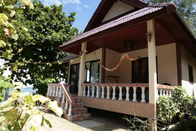 Bungalow en bord de plage — Jungle Hut Bungalows & Hotel